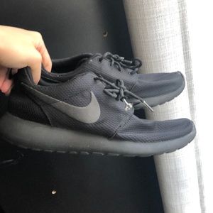 Black nike roshe one